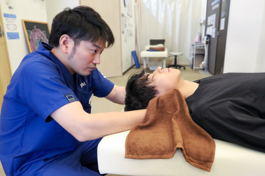 小林整骨院鍼灸院 此花 施術