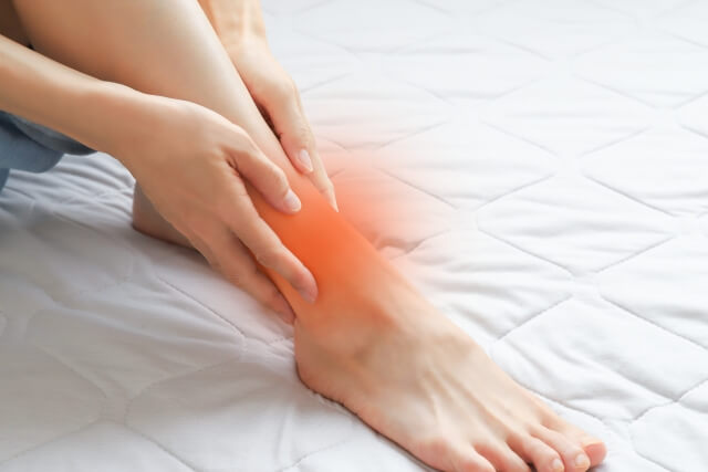 足首が不安定な状態で急にひねられる