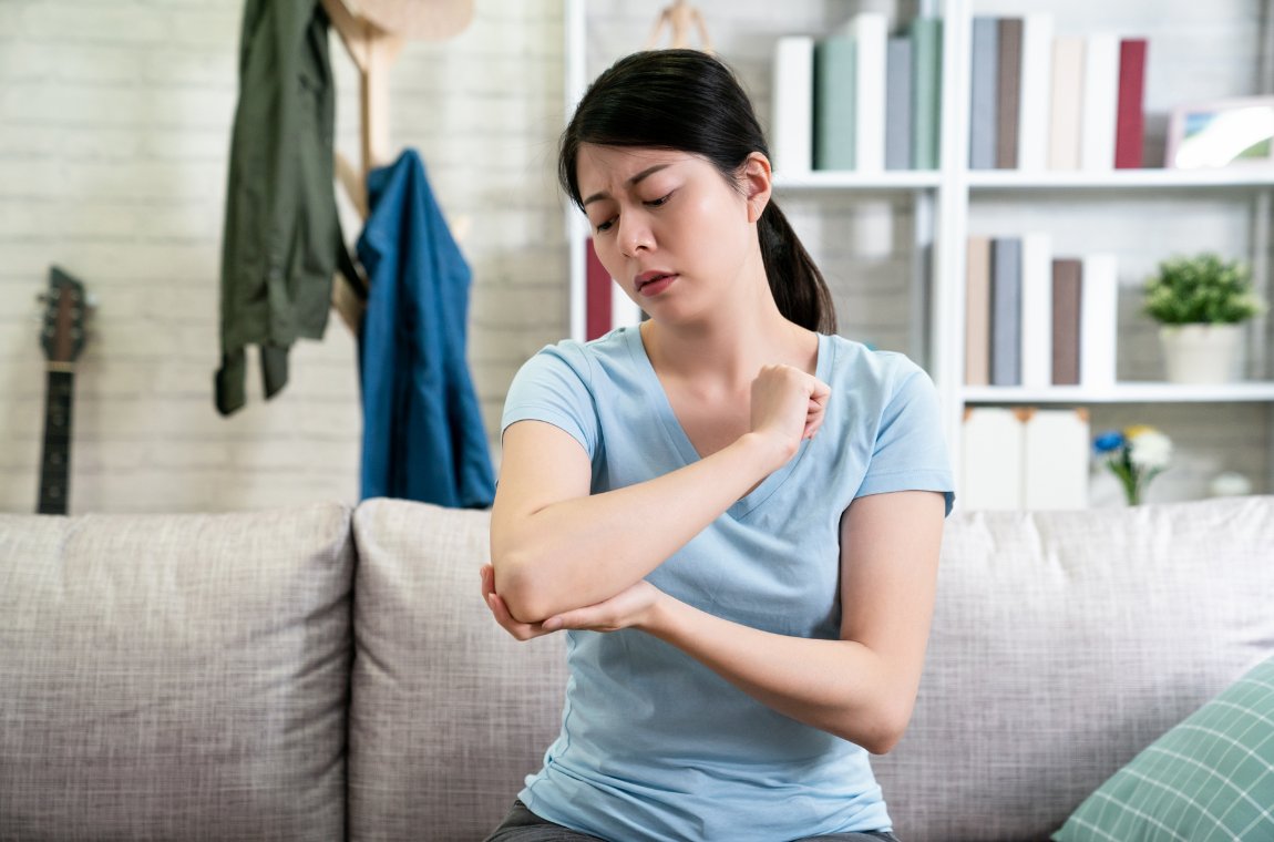 日常生活の中でも肘に力が入らない感覚