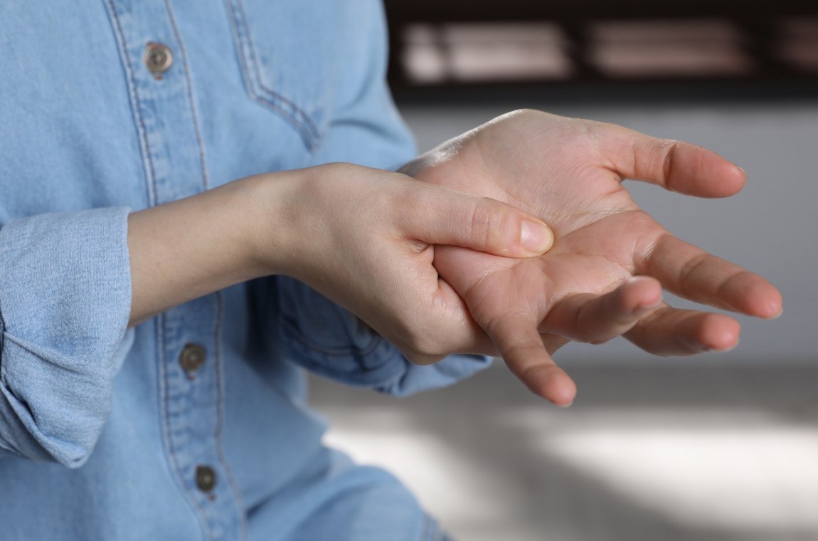 指の腱と腱鞘（腱を包むトンネル）の摩擦や炎症